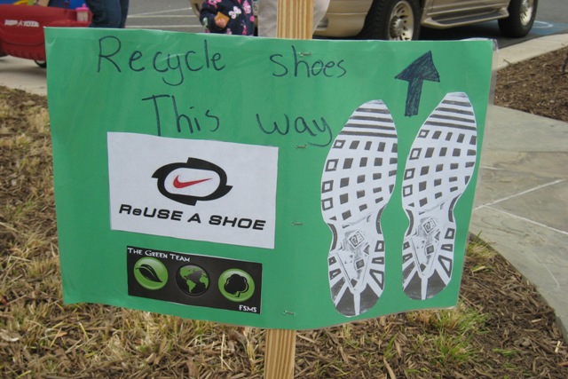 2011 04 - Recycle shoes sign